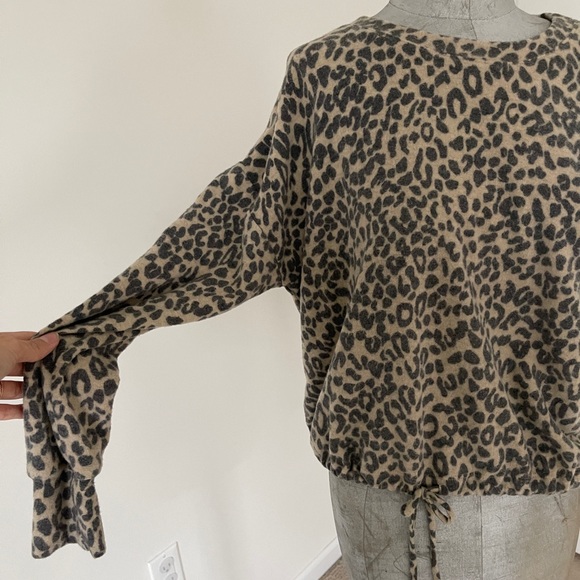 Leopard print long sleeve very soft drawstring hem - Picture 2 of 7